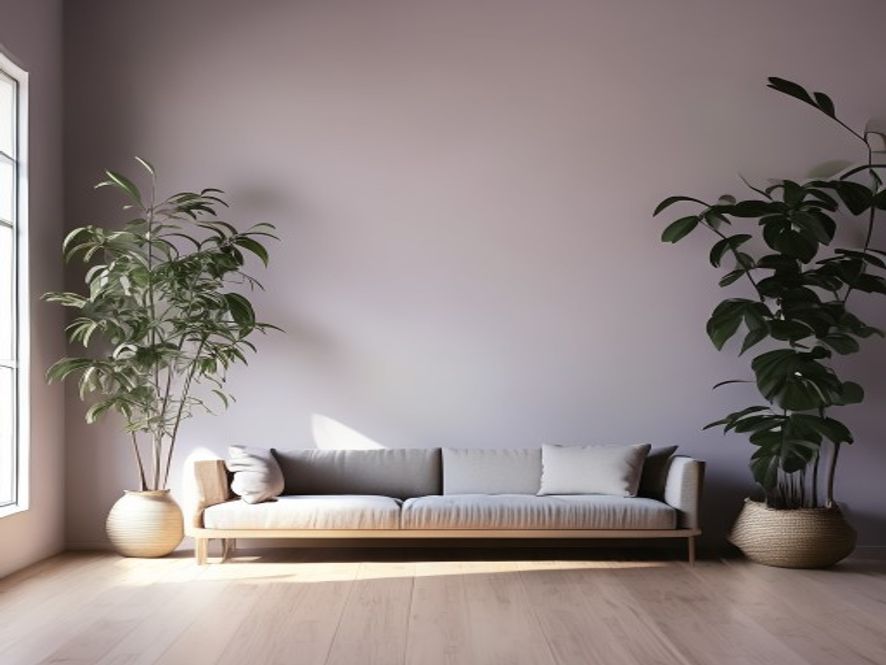 Stilfuld arbejdsplads med minimalistisk dekoration og naturligt lys fra vinduet